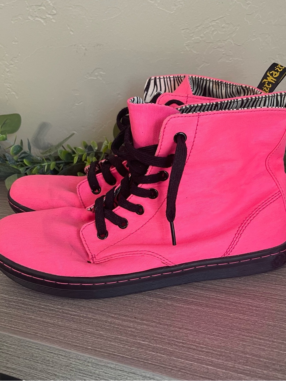 Dr. Martens Hackney Boots Hot Pink Canvas Zebra Print Lining Womens Size 10